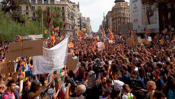 Masiva manifestación estudiantil en Barcelona por el derecho a decidir y contra la represión 