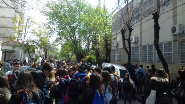 Amenazas de bomba en las escuelas y criminalización de la juventud