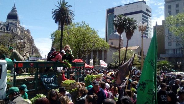 Pequeños productores hortícolas en crisis reclamaron en Plaza de Mayo