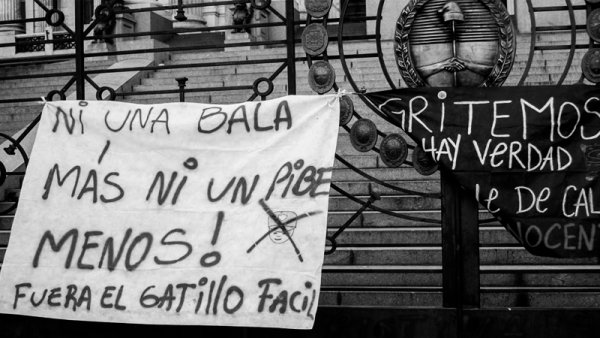 Contra la pared y al piso: criminalización de la juventud y los barrios populares