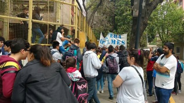 Marcha contra el desplazamiento del profesor Jiménez en Quilmes