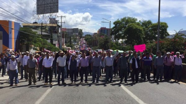 Magisterio oaxaqueño realiza masiva movilización a un mes de los sismos