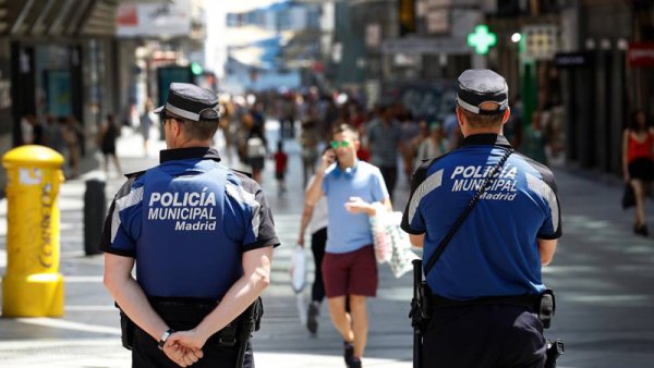 Escándalo en la Policía de Madrid: amenazas a inmigrantes y alabanzas a Hitler