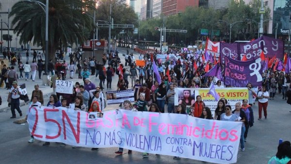 Marchan en la CDMX contra la violencia hacia la mujer