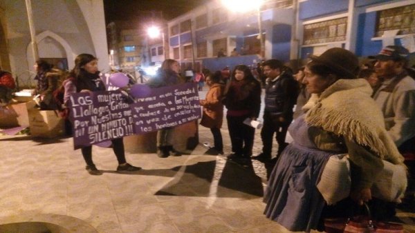 Con un mitin en la plaza central de Llallagua, el #25N nació Pan y Rosas