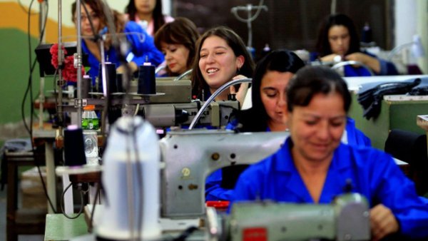 Las mujeres trabajan más que los hombres: la doble jornada laboral