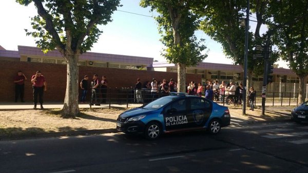 Indignante: la Policía desaloja a una madre que vende golosinas en Lugano