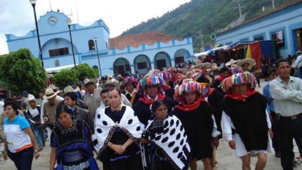 Indígenas de Chenalhó marchan contra la violencia y la paramilitarización