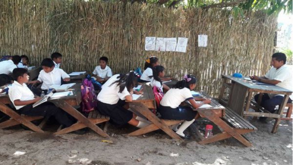 Niños toman clases en aulas de palma, la reconstrucción nunca llegó