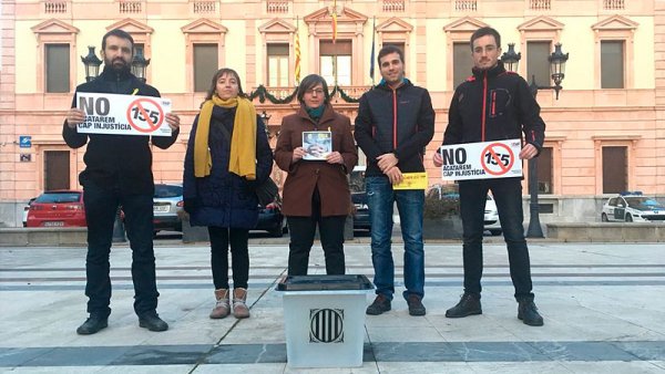 La Policía Nacional identifica a candidatos de la CUP en un acto de campaña 