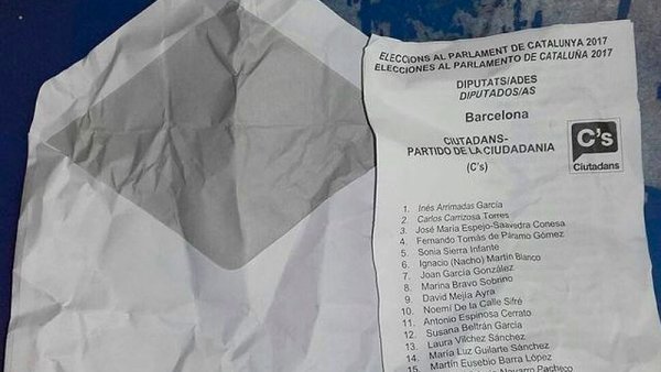 Sobres manipulados con la papeleta de Ciudadanos en un colegio de Bellvitge 