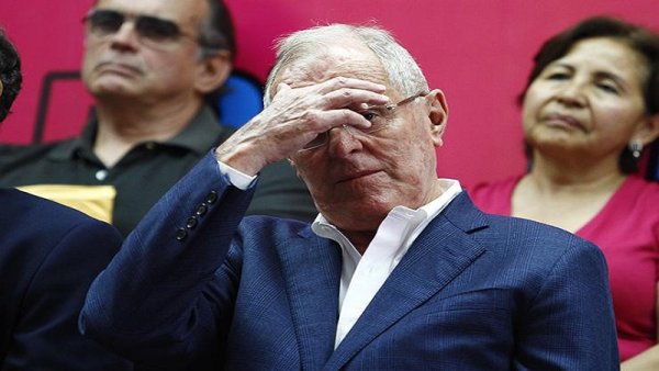 Kuczynski se salva de ser destituido por el Congreso peruano