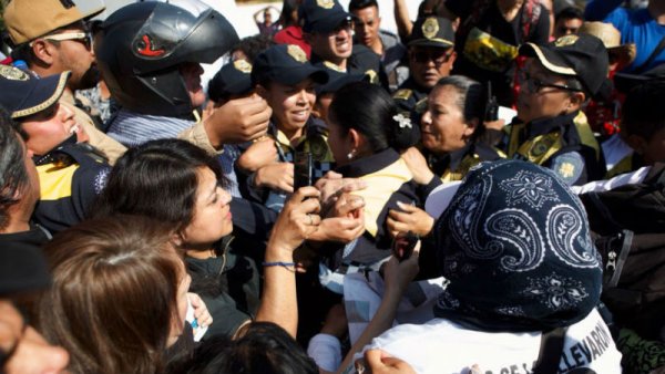 Padres de los 43 normalistas son reprimidos en la Basílica 