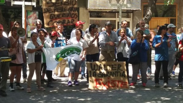 Trabajadores de La Colina se movilizaron a la Legislatura mendocina