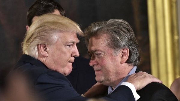 Trump acusó a Bannon de haber "perdido la cabeza" por el Rusiagate