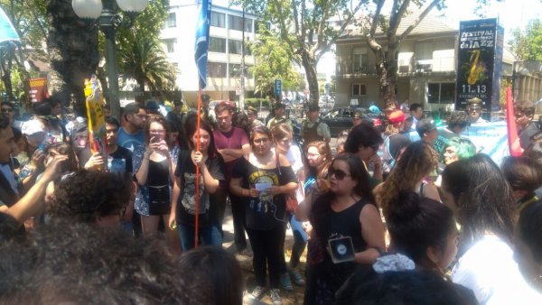 Protesta fuera de Municipalidad de Providencia