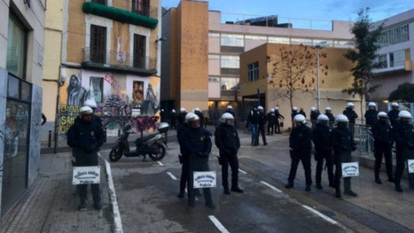 La Guàrdia Urbana i els Mossos d'Esquadra desallotgen per segona volta la Residència d'Estudiants Autogestionada (REA)