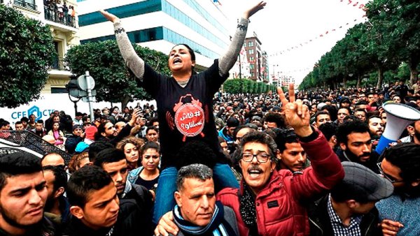 Túnez: un muerto durante las masivas protestas sociales