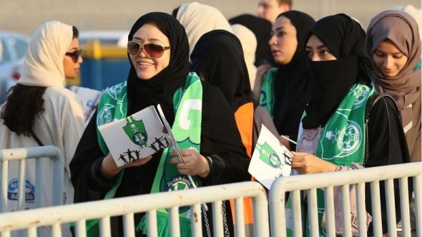 Mujeres en Arabia Saudita asisten por primera vez a estadio de fútbol: histórico fin de una prohibición