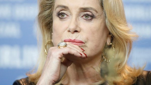 Catherine Deneuve pidió disculpas a víctimas de abuso, pero condenó “linchamientos” mediáticos