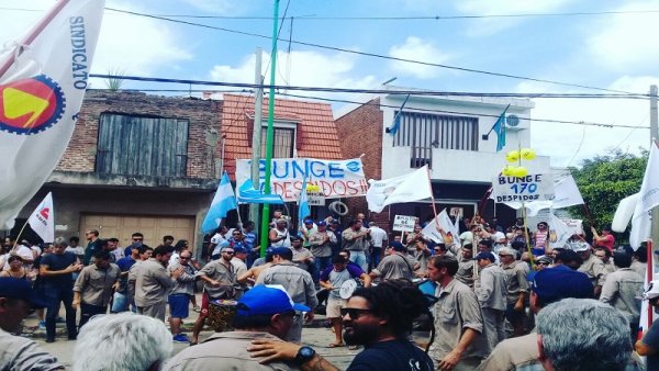 Campana: trabajadores de Bunge montan carpa en el Ministerio de Trabajo