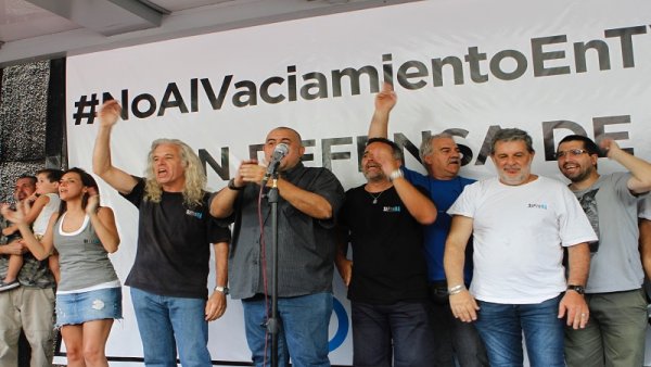 Ardiente abrazo a Canal 7 en defensa de los medios públicos