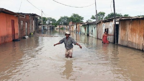 Fuertes inundaciones con miles de evacuados que pierden todo lo que tienen