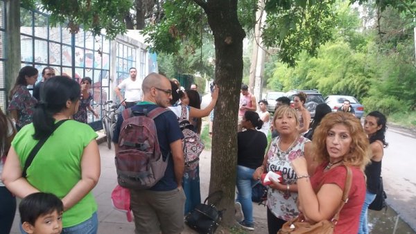 Pilar: asamblea de docentes, estudiantes y familias en Del Viso contra el cierre de cursos