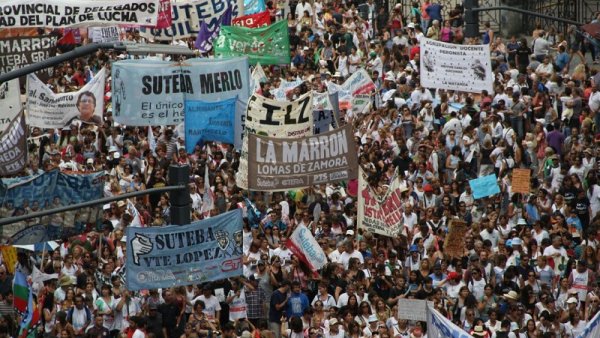 [DRON] Vista aérea de la marcha docente al Ministerio de Educación