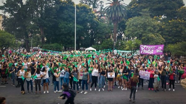 Cientos de pañuelos verdes se alzaron en alto frente a la Casa de Gobierno