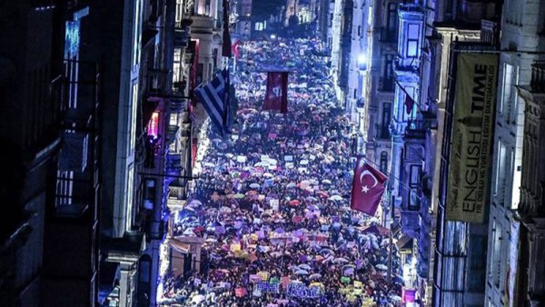 Multitudinario #8M en Estambul y otras 14 ciudades en Turquía