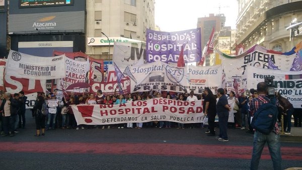 [Videos] Corte y movilización de los trabajadores del Hospital Posadas en reclamo de sus puestos de trabajo