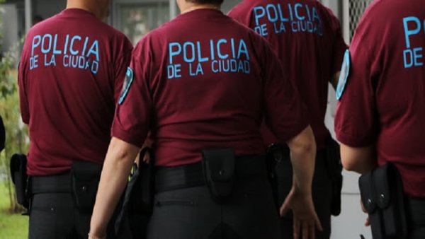 Radio El Mundo: siguen sin pagar los sueldos y mandan a la Policía