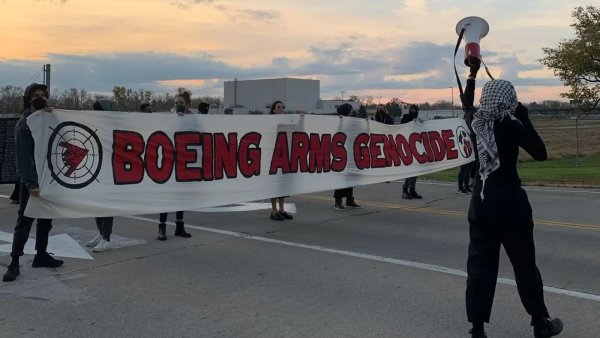 Manifestantes bloquean las instalaciones de Boeing que suministran bombas a Israel