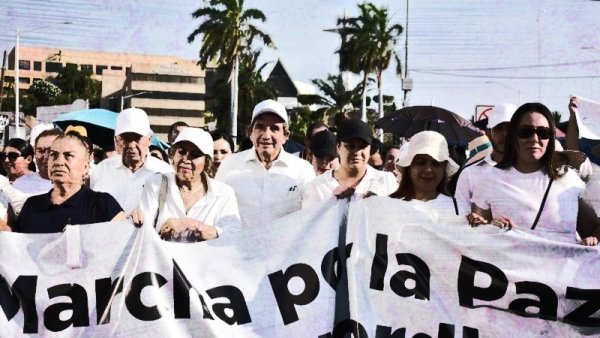 Cacique universitario de Sinaloa encabeza marcha para que no juzguen a su hijo