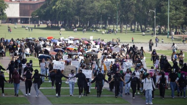 Cientos de estudiantes se manifiestan en rectoría contra la violencia en CCH Sur 