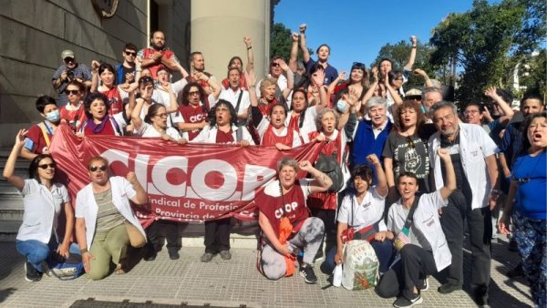 Ante la espera pasiva de las conducciones sindicales, trabajadoras de la salud ganan las calles