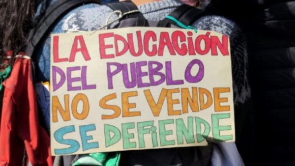 Lucha contra el intento de despidos masivos de docentes en Córdoba