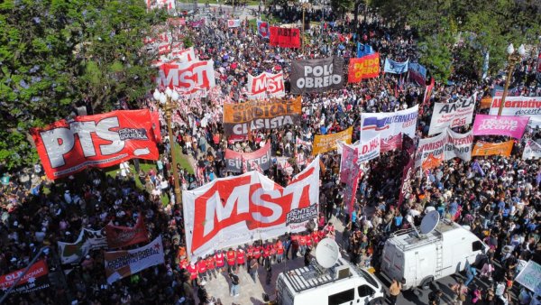 [Drone] Miles de personas ganaron la Plaza de Mayo por el derecho a la protesta y contra el ajuste