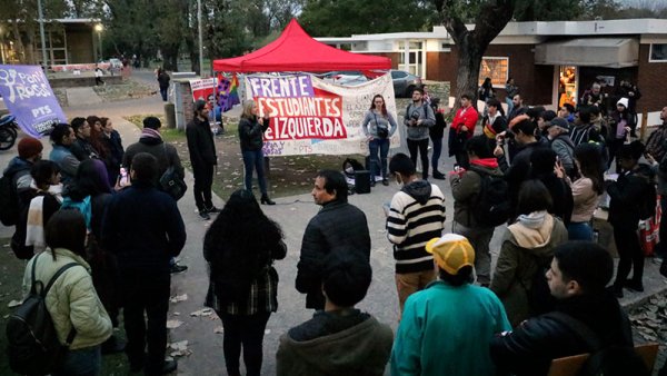 Myriam Bregman y Nicolás del Caño visitaron la Universidad de Lanús y se rodearon de jóvenes