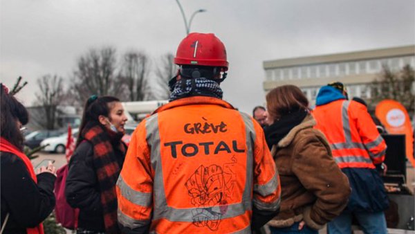 A pesar de los ataques, trabajadores de refinerías francesas persisten: construir unidad el 18 de octubre y continuar la huelga