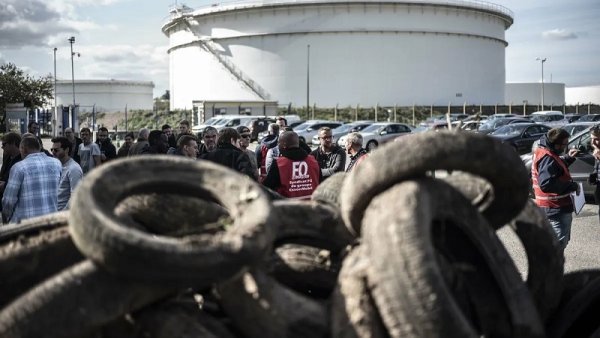 Trabajadores de la refinería de Normandía llaman a una gran concentración para defender el derecho a huelga