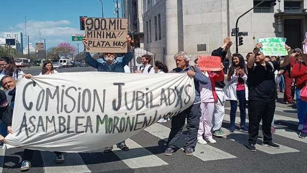 Residentes de Nación salen a la calle contra los sueldos de hambre