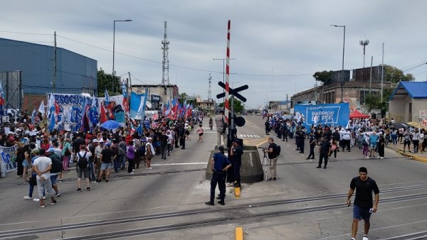 Organizaciones sociales cortaron Ruta 3 contra el DNU y el protocolo antiprotesta