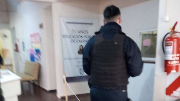 Grave: policía de Mendoza va a escuelas para constatar la adhesión al paro 