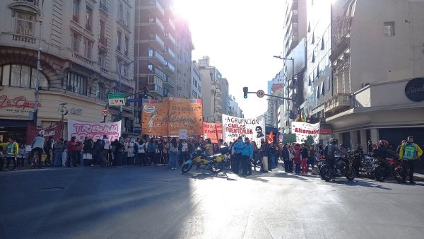 Paro docente y corte en Callao y Corrientes contra el ajuste en discapacidad y en educación