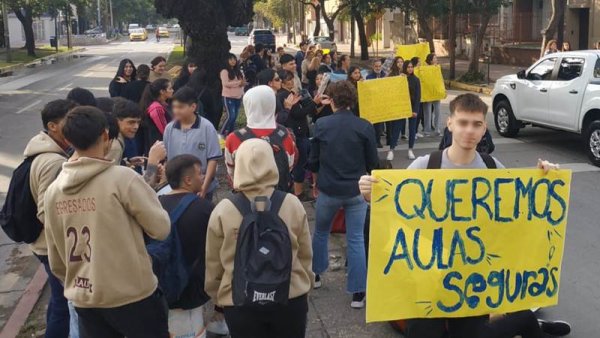 Escuela Roma: padres, docentes y estudiantes reclaman mejoras edilicias