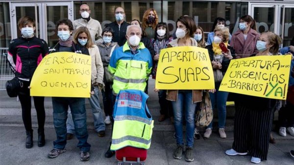 Rebelión de los sanitarios de Urgencias en Madrid contra el plan de Ayuso