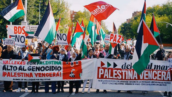 Miles de personas toman las calles de Vallekas en solidaridad con el pueblo palestino