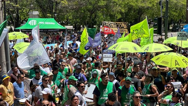 Manifestaciones en toda la provincia contra el decreto de Milei y el ajuste con despidos de Weretilneck